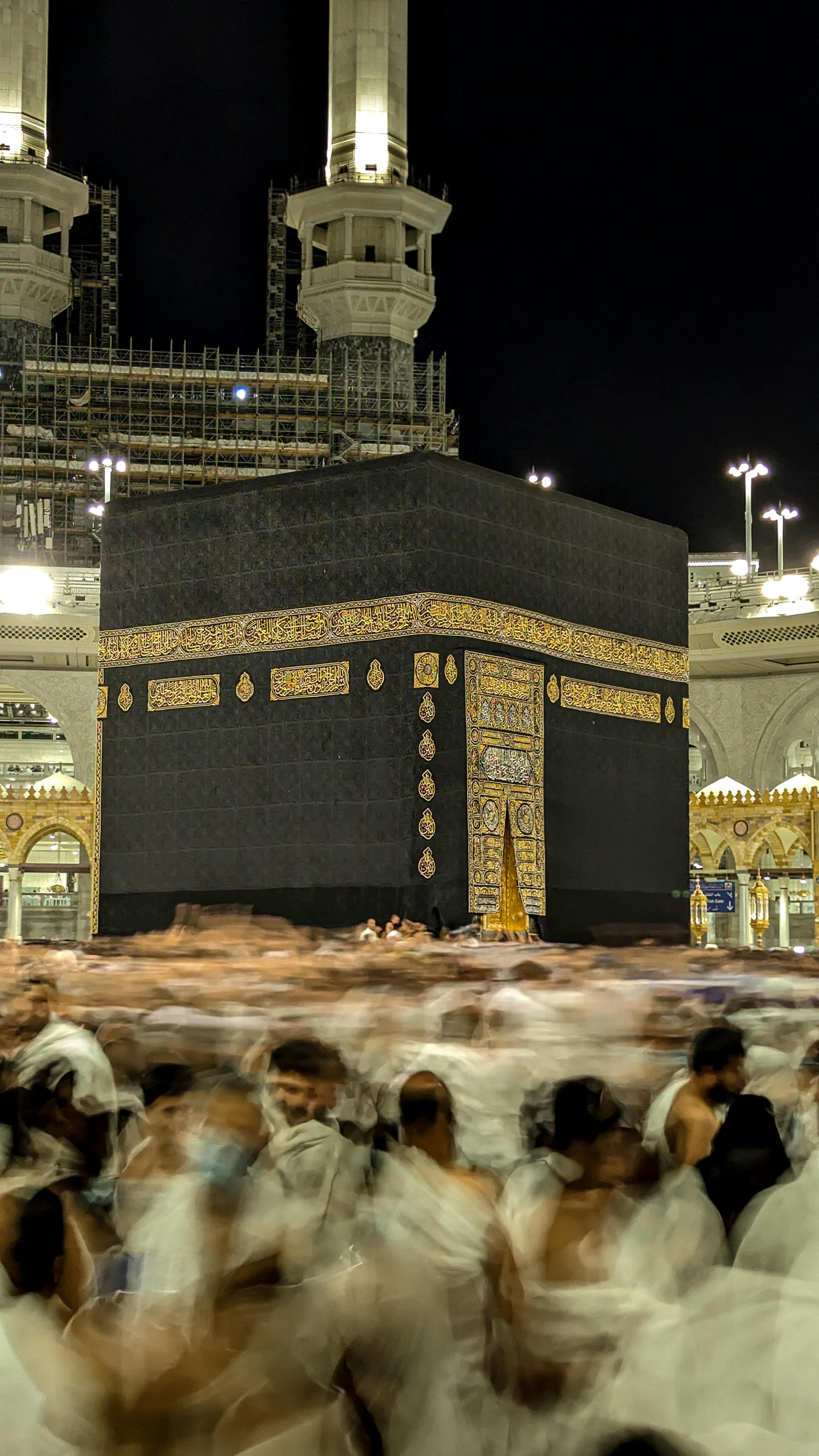 Ka'bah di Masjidil Haram dikelilingi jamaah yang berthawaf